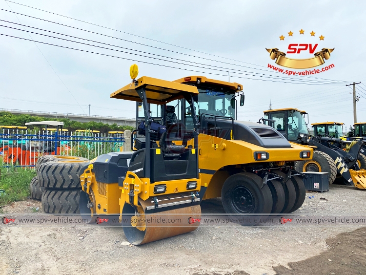 Road Roller With Pneumatic Tires - Front Right Side